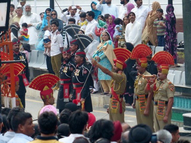 Pakistani and Indian guards